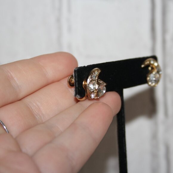 Beautiful vintage gold and rhinestone Moon screw-on earrings 5/8" - Picture 3 of 5